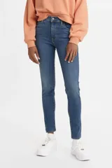 Jeans de tiro alto Levi's 720 High Rise Super Skinny, de calce ajustado en cadera y muslos, pierna súper ajustada y denim stretch.