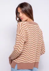 Sweater tejido con diseño de líneas triangulares en distintos tonos con puños en las mangas.