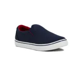Zapatilla slip-on azul marino con elástico en la capellada, interior rojo y suela blanca con línea negra.