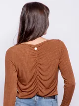 Top negro de manga larga con escote en V y frunces en el frente.