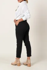 Pantalón negro de tela agamuzada, corte cigarette, con cintura elastizada ajustable con cordón y bolsillos laterales.