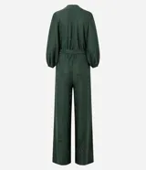 Mono largo verde oscuro de microfibra texturizada, con escote en V cruzado, mangas largas amplias con puños elásticos y lazo ajustable en la cintura. Presenta diseño de piernas rectas y caída fluida.