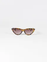 Lentes de sol con montura cat-eye estampada en tonos marrones y amarillos, y lentes marrones degradé.
