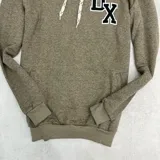 Canguro rústico color verde grisáceo con capucha y cordones blancos. Estampado en el pecho con las letras 'DX' en blanco y negro.