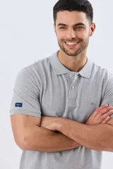 Remera polo lisa de piqué en color bordó, con cuello camisero, cierre frontal con botones y mangas cortas.
