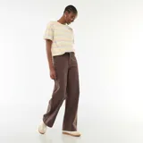Jean de tiro alto y corte wide leg en color marrón, con diseño de pernera ancha y recta, bolsillos clásicos y cierre frontal con botón y cremallera.