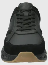 Sneaker urbana de hombre con diseño técnico, confeccionada en una combinación de cuero liso y gamuza. Presenta una suela con tecnología Spinal que ofrece amortiguación y retorno de energía, con base de goma para mayor tracción y estabilidad.