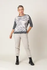 Remera gris con estampado de hojas en color natural y mangas al codo.