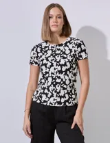 Blusa de seda fría estampada en blanco y negro, con escote a la base.