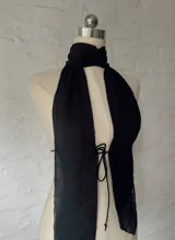 Top negro con cuello halter y abertura central con lazos.