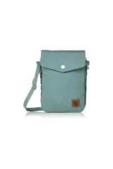Bolso bandolera Fjallraven modelo Greenland Pocket, color negro, con correa ajustable y logo de cuero en el frente.