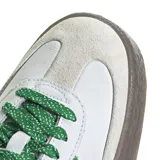 Championes Adidas Sambae W, color blanco con detalles en verde y suela de goma color caramelo.