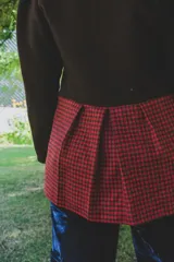 Blazer azul marino corto de lana con cuello solapa y mangas abullonadas.