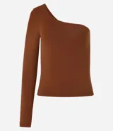 Blusa deportiva de microfibra color marrón, con escote asimétrico de un solo hombro y manga larga con recorte contrastante color beige.