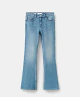 Jeans de corte recto y tiro medio, confeccionados en denim de algodón con un toque de elastano. Presentan un acabado clásico en tono azul claro con bajo desflecado.