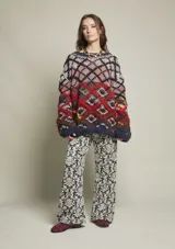 Sweater de lana tejido y bordado a mano en Uruguay, de calce holgado con cuello a la base y puños.