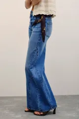 Jean de corte oxford y tiro medio, en color azul con lavado y detalles de costuras verticales en las piernas.