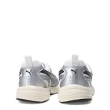 Championes Puma Milenio Tech Light, estilo Y2K en color blanco y plateado con detalles en negro y suela beige.