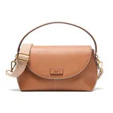 Bandolera de PU color habano con textura granulada, diseño de solapa curva y herrajes dorados. Incluye una correa ancha de tela estampada en tonos beige y marrón, y una correa larga regulable y desmontable.