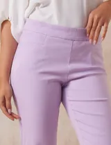 Pantalón recto color lila en gabardina elastizada, marca Zac & Rachel. Pretina ancha con faja interna modeladora. Delantera con bolsillos simulados. Trasera con bolsillos ojal.