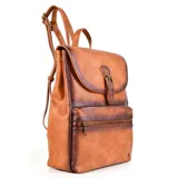 Mochila de cuero color marrón con solapa superior con cierre de hebilla, bolsillo frontal con cierre y correas ajustables.
