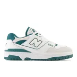 Championes urbanos New Balance modelo 550, color blanco con detalles en verde y gris, confeccionados en cuero y gamuza, con logo "N" característico en los laterales y suela de goma.