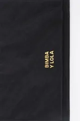 Billetera de estructura blanda confeccionada en nylon negro, con cierre de cremallera superior y bolsillo frontal con cierre. Presenta logo metálico dorado en el frente.