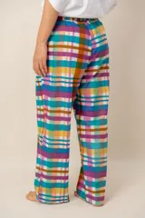 Pantalón ancho estampado a cuadros multicolor, con cintura elástica y cordón ajustable. Cuenta con bolsillos laterales.