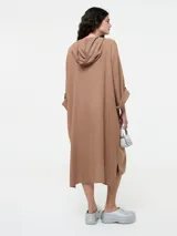 Vestido tipo túnica con capucha y bolsillo canguro frontal, de corte holgado y largo midi.