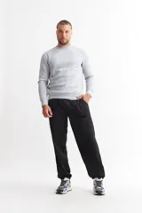 Pantalón de jogging negro de algodón, de corte holgado, con cintura elástica y puños ajustados en los tobillos.