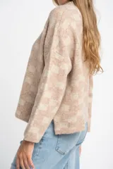 Sweater de punto con diseño de cuadros en tonos marrón y beige, de cuello redondo y manga larga.