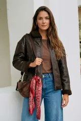 Campera tipo gamulán de corte oversize, color marrón oscuro con efecto cuero envejecido. Presenta cuello solapa, puños y ruedo con forro de corderito sintético en tono marrón oscuro. Cuenta con cierre frontal completo y detalles de costuras reforzadas.