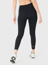 Calza deportiva negra con largo al tobillo, tiro medio, bolsillos laterales y cintura con banda de silicona para mejor ajuste.