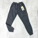Pantalón cargo gris oscuro con cintura elástica, bolsillos laterales con solapa y puños elastizados en los tobillos. Modelo de la marca Duxon.