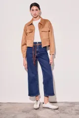 Pantalón de jean azul oscuro, de corte recto y tiro alto.