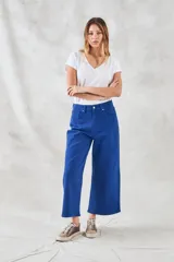 Pantalón jean azul de corte ancho, con tiro medio y bolsillos delanteros y traseros.