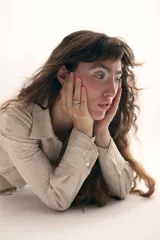 Vestido camisero negro con sobrefalda integrada, botones de nácar y estampado con leve rugosidad.