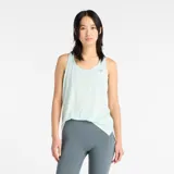 Musculosa deportiva New Balance de mujer, con tecnología de secado rápido NB DRYx, diseño de espalda cruzada y logo reflectante en el pecho.