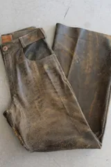 Pantalón de cuero napa color marrón con efecto envejecido, corte recto y trabillas para cinturón.