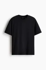 Remera negra de corte relajado, confeccionada con tejido liviano COOLMAX con cuello redondo y mangas cortas.