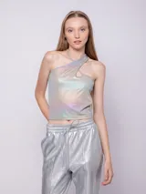 Top sin mangas con diseño cut-out en el escote y detalle de tiras cruzadas en el cuello. Confeccionado en tejido con acabado metalizado iridiscente.