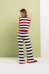 Pantalón tejido de algodón a rayas horizontales blancas y negras, con cintura elástica y cordón rojo.