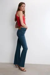 Top de punto acanalado color rojo, con cuello redondo y diseño de tirantes anchos tipo racerback.
