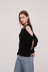 Sweater negro de algodón con cuello redondo y mangas largas con aberturas en los hombros.