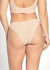Bombacha de bikini color beige claro, confeccionada en tejido acanalado (rib) elástico, con tiro medio/bajo y corte clásico.