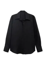 Camisa de lino color negro, de diseño oversize, con cuello camisero, cierre frontal de botones y manga larga con puños abotonados.