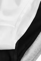 Pack de tres bombachas tipo vedetina de algodón, en colores negro, blanco y gris melange. Presentan cintura estándar y cobertura media.