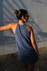 Vestido corto de punto con hilo brillante, escote drapeado, sin mangas y lazo decorativo para atar en la cintura.