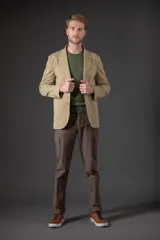 Pantalón cargo marrón con estampado a cuadros, de corte recto y bolsillos laterales.