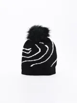 Gorro de lana tejido en punto liso, color negro, con diseño de líneas onduladas blancas en contraste y un pompón de pelo sintético negro en la parte superior.